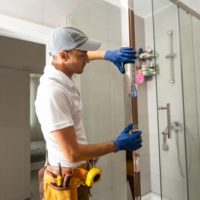 Workers,are,installing,glass,door,of,the,shower,enclosure